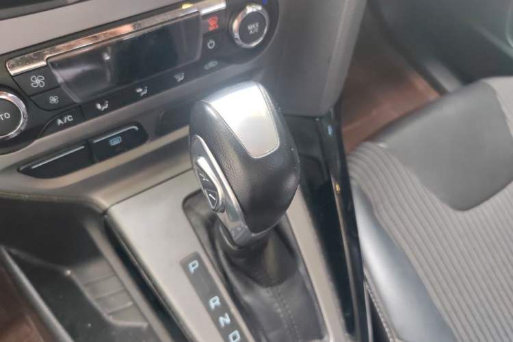 Used Ford Focus 2012 Sedan 1.6L Automatic Fashion Edition Gear Lever