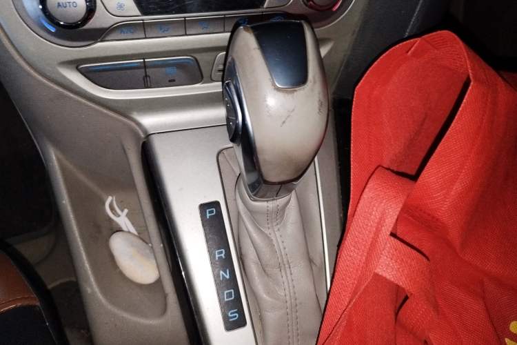 Used Ford Focus 2012 Sedan 1.6L Automatic Fashion Edition Gear Lever