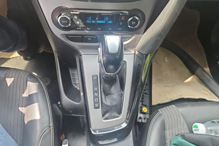 Used Ford Focus 2012 Sedan 1.6L Automatic Fashion Edition Gear Lever