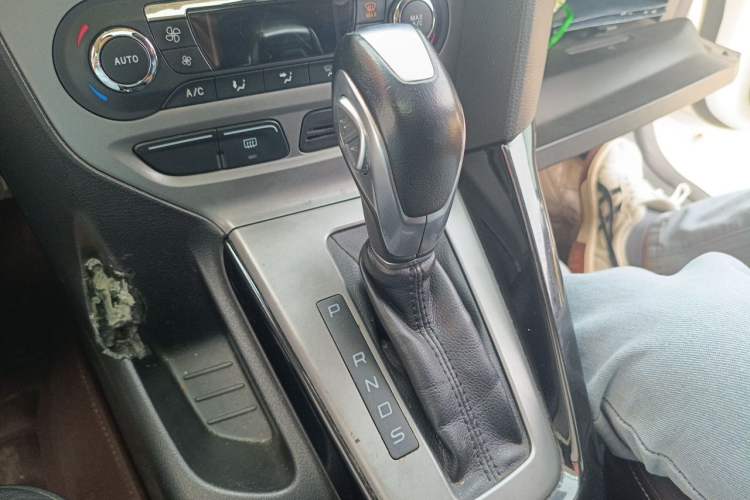 Used Ford Focus 2012 Hatchback 1.6L Automatic Fashion Edition Gear Lever