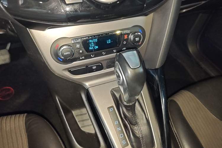 Used Ford Focus 2012 Hatchback 1.6L Automatic Fashion Edition Gear Lever