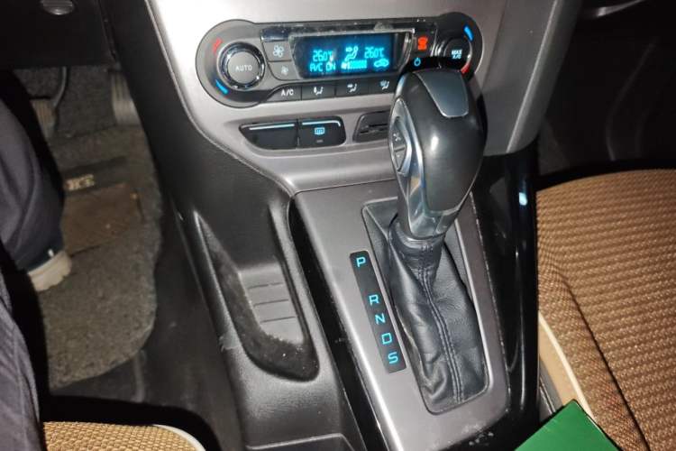 Used Ford Focus 2012 Sedan 1.6L Automatic Fashion Edition Gear Lever