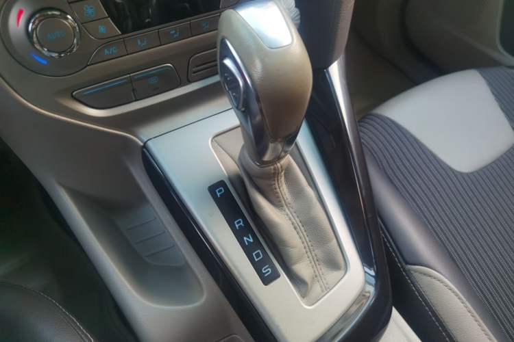 Used Ford Focus 2012 Sedan 1.6L Automatic Fashion Edition Gear Lever