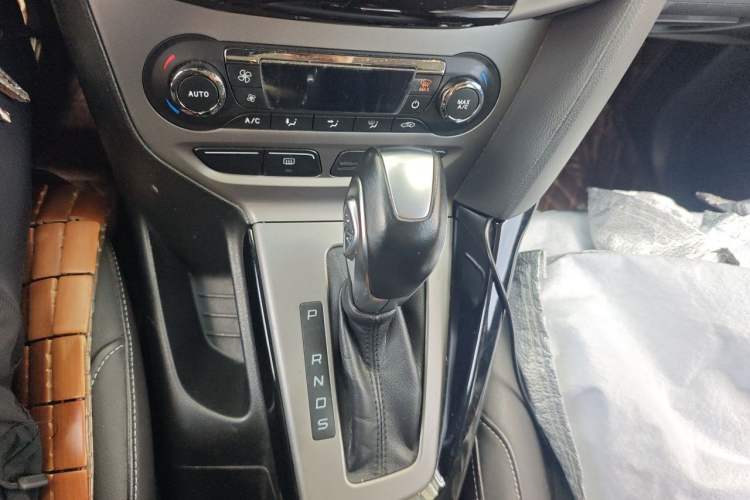 Used Ford Focus 2012 Hatchback 1.6L Automatic Fashion Edition Gear Lever