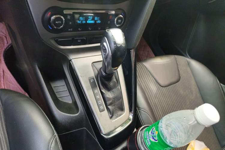 Used Ford Focus 2012 Sedan 1.6L Automatic Fashion Edition Gear Lever