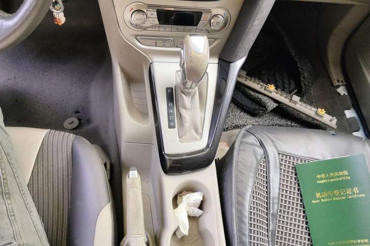 Used Ford Focus 2012 Sedan 1.6L Automatic Fashion Edition Gear Lever