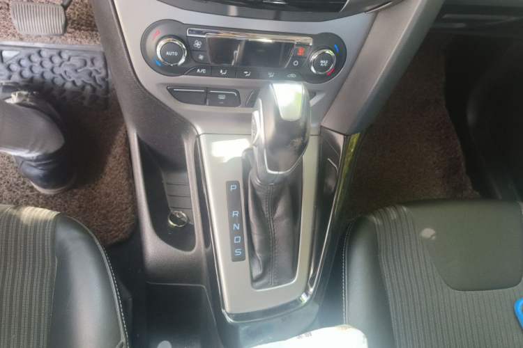 Used Ford Focus 2012 Sedan 1.6L Automatic Fashion Edition Gear Lever