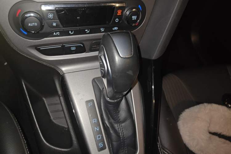 Used Ford Focus 2012 Hatchback 1.6L Automatic Fashion Edition Gear Lever