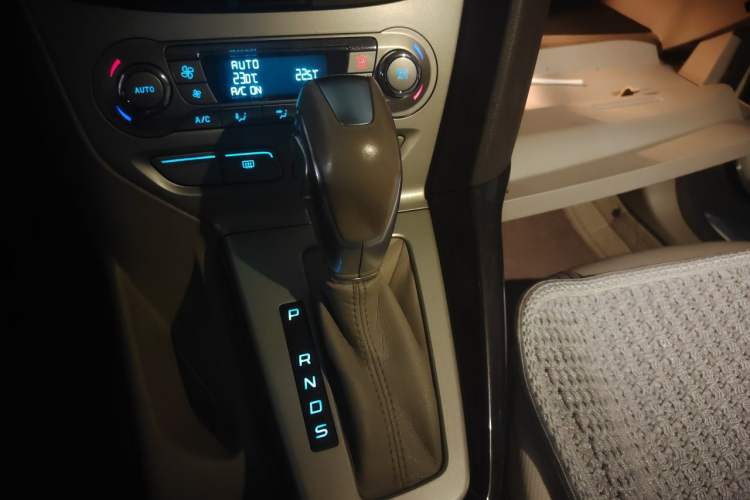 Used Ford Focus 2012 Hatchback 1.6L Automatic Fashion Edition Gear Lever
