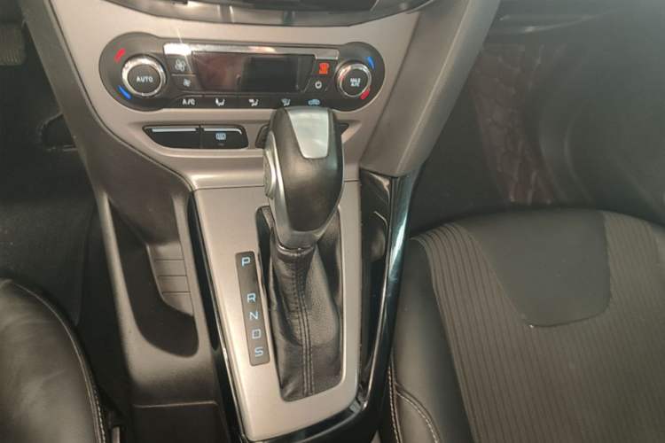 Used Ford Focus 2012 Sedan 1.6L Automatic Fashion Edition Gear Lever