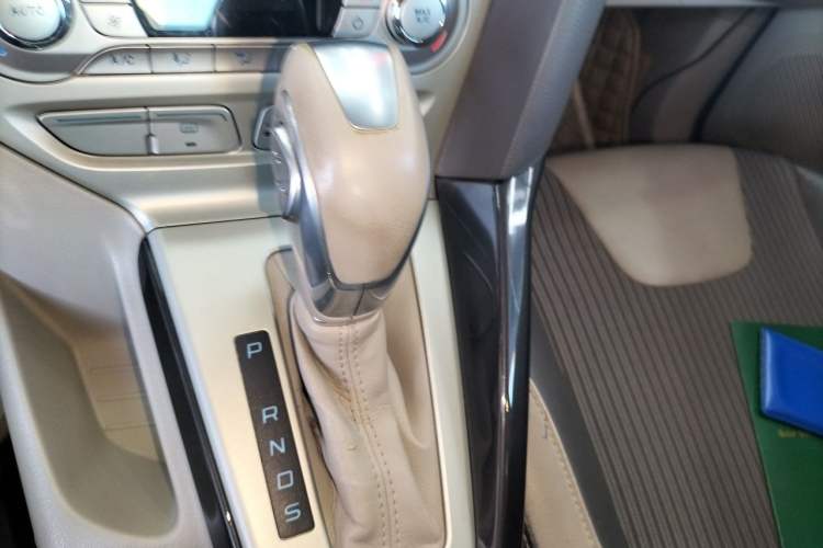 Used Ford Focus 2012 Sedan 1.6L Automatic Fashion Edition Gear Lever