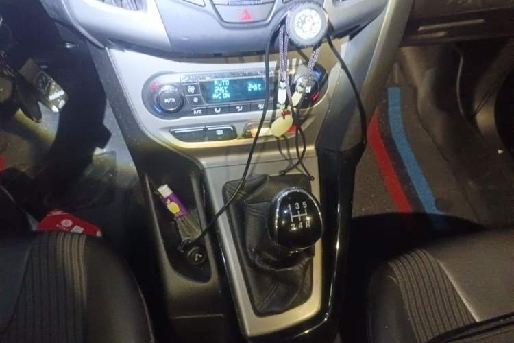 Used Ford Focus 2012 Hatchback 1.6L Manual Fashion Edition Gear Lever