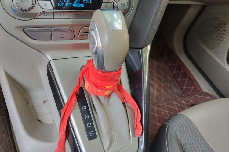 Used Ford Focus 2012 Sedan 1.6L Automatic Fashion Edition Gear Lever