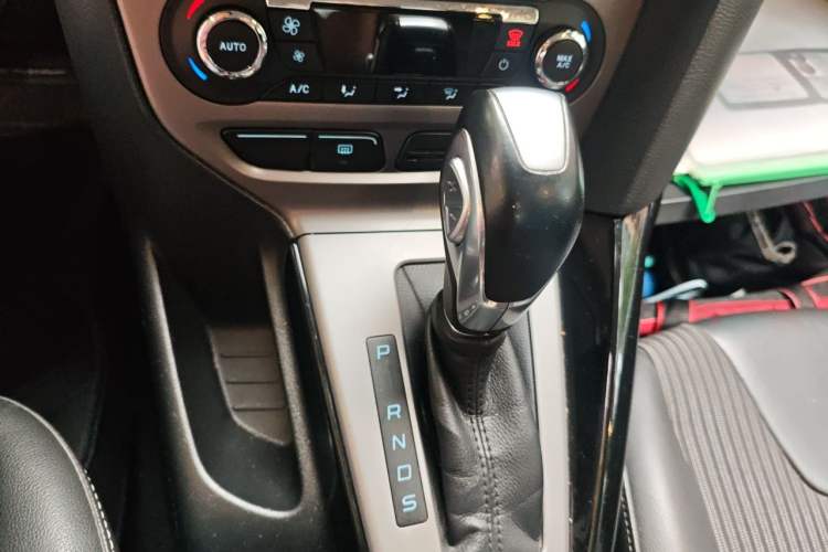 Used Ford Focus 2012 Sedan 1.6L Automatic Fashion Edition Gear Lever