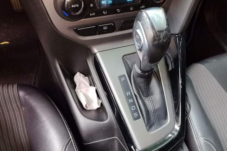 Used Ford Focus 2012 Sedan 1.6L Automatic Fashion Edition Gear Lever