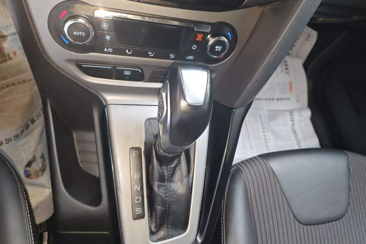 Used Ford Focus 2012 Sedan 1.6L Automatic Fashion Edition Gear Lever