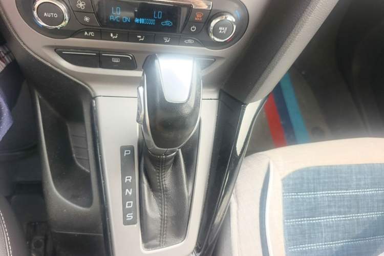 Used Ford Focus 2012 Sedan 1.6L Automatic Fashion Edition Gear Lever