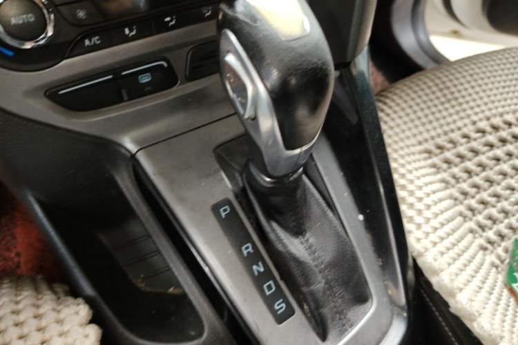 Used Ford Focus 2012 Sedan 1.6L Automatic Fashion Edition Gear Lever