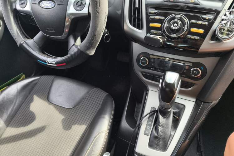 Used Ford Focus 2012 Sedan 1.6L Automatic Fashion Edition Gear Lever