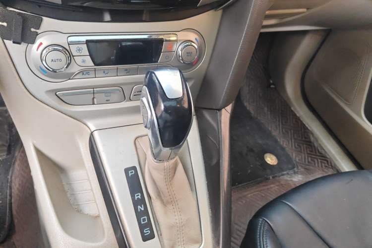 Used Ford Focus 2012 Hatchback 1.6L Automatic Fashion Edition Gear Lever