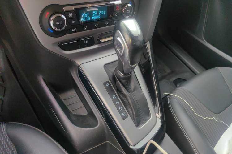 Used Ford Focus 2012 Hatchback 1.6L Automatic Fashion Edition Gear Lever