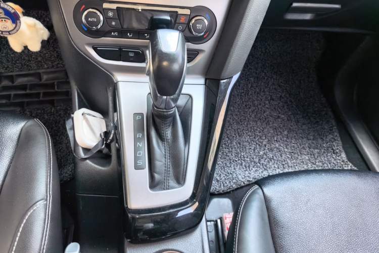 Used Ford Focus 2012 Sedan 1.6L Automatic Fashion Edition Gear Lever