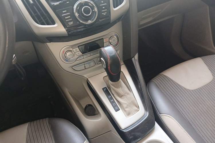 Used Ford Focus 2012 Sedan 1.6L Automatic Fashion Edition Gear Lever