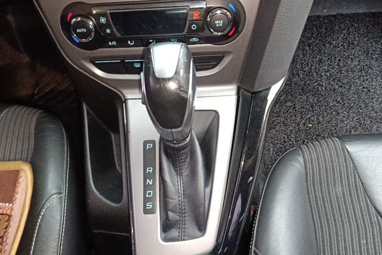 Used Ford Focus 2012 Sedan 1.6L Automatic Fashion Edition Gear Lever