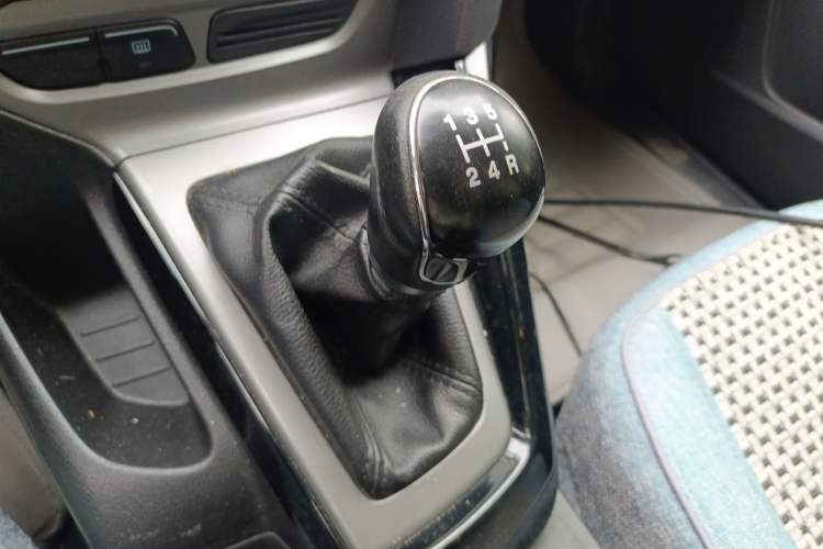 Used Ford Focus 2012 Sedan 1.6L Manual Fashion Edition Gear Lever