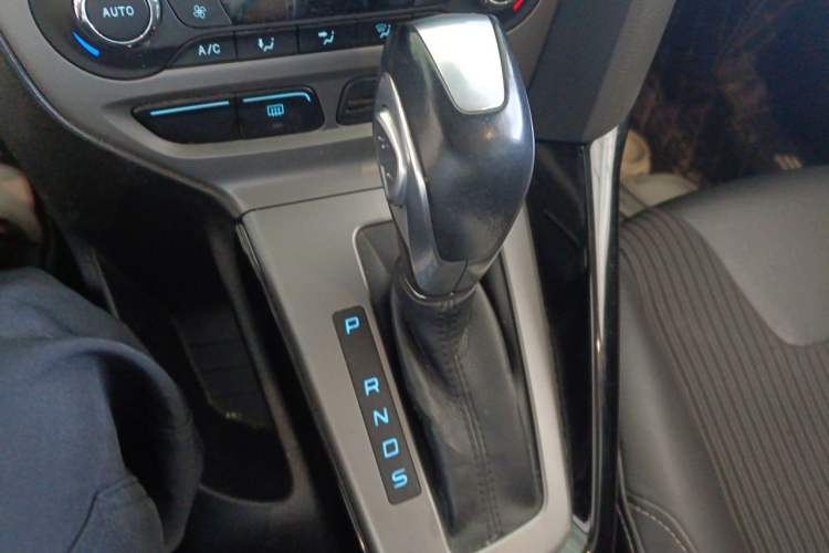 Used Ford Focus 2012 Hatchback 1.6L Automatic Fashion Edition Gear Lever