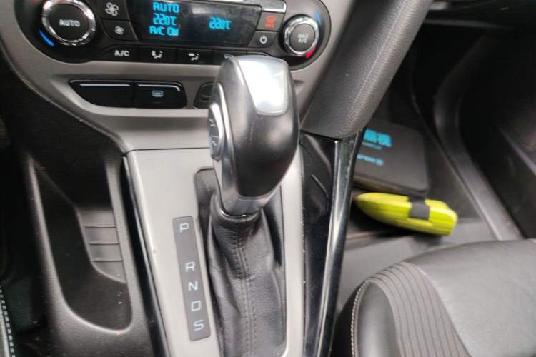 Used Ford Focus 2012 Sedan 1.6L Automatic Fashion Edition Gear Lever