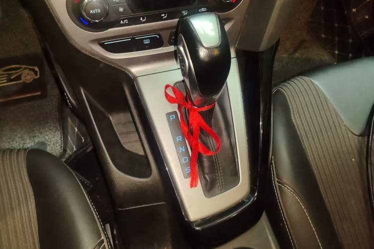 Used Ford Focus 2012 Sedan 1.6L Automatic Fashion Edition Gear Lever