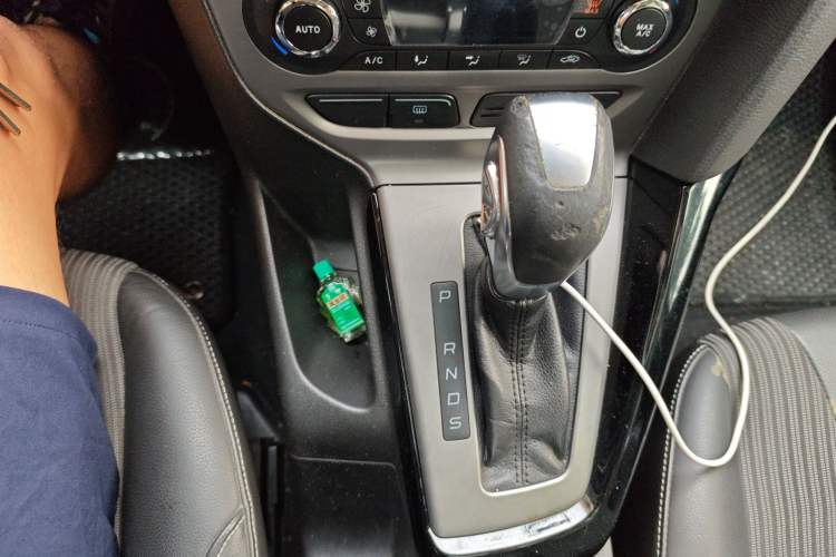 Used Ford Focus 2012 Sedan 1.6L Automatic Fashion Edition Gear Lever