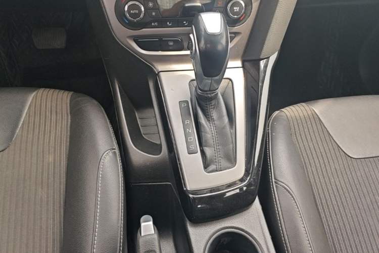 Used Ford Focus 2012 Sedan 1.6L Automatic Fashion Edition Gear Lever