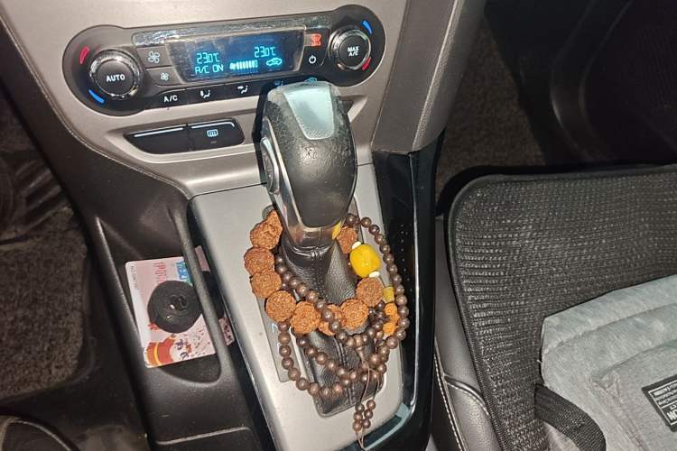 Used Ford Focus 2012 Sedan 1.6L Automatic Fashion Edition Gear Lever