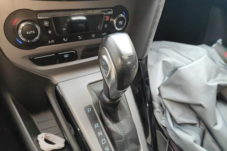 Used Ford Focus 2012 Sedan 1.6L Automatic Fashion Edition Gear Lever