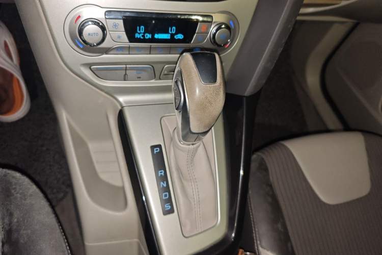 Used Ford Focus 2012 Sedan 1.6L Automatic Fashion Edition Gear Lever