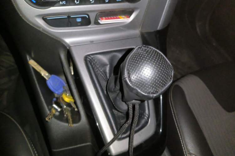 Used Ford Focus 2012 Sedan 1.6L Manual Fashion Edition Gear Lever