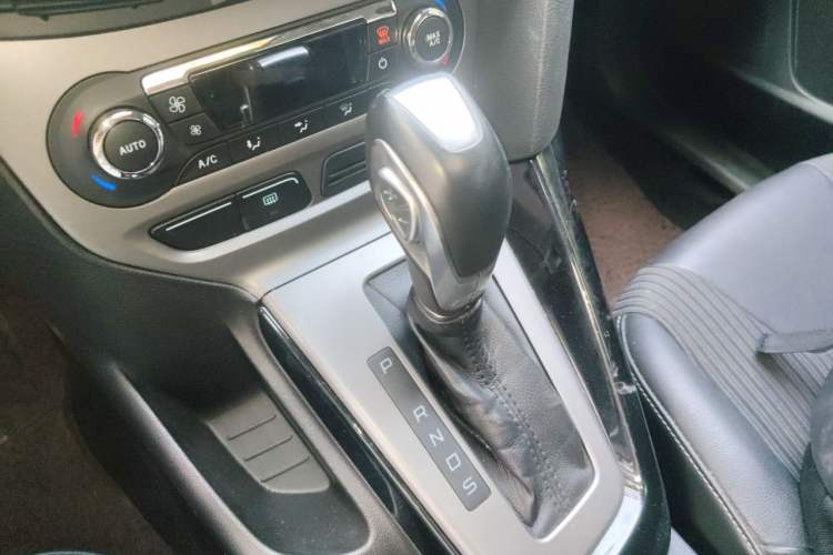 Used Ford Focus 2012 Hatchback 1.6L Automatic Fashion Edition Gear Lever