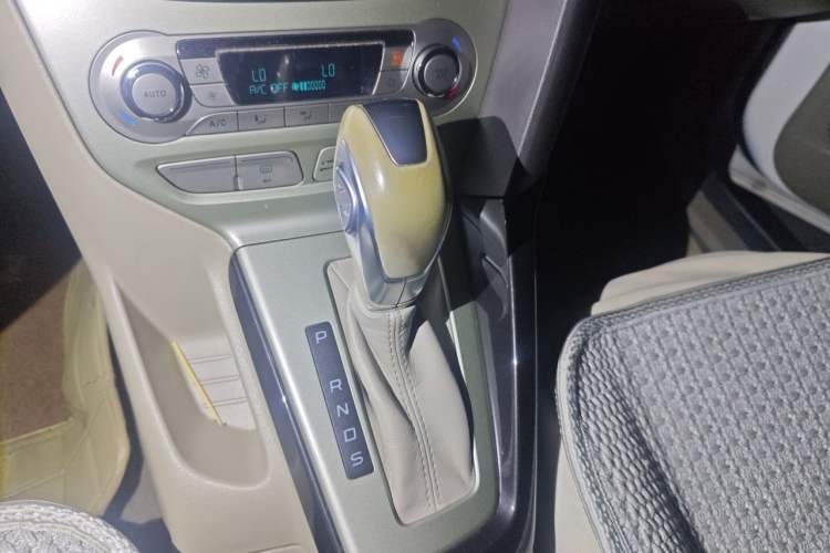 Used Ford Focus 2012 Hatchback 1.6L Automatic Fashion Edition Gear Lever
