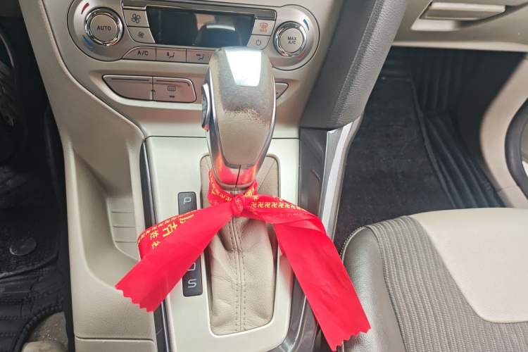 Used Ford Focus 2012 Sedan 1.6L Automatic Fashion Edition Gear Lever