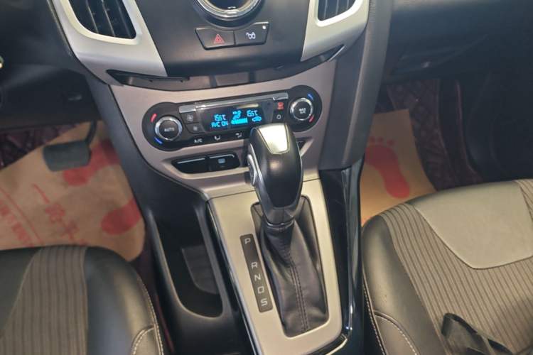 Used Ford Focus 2012 Sedan 1.6L Automatic Fashion Edition Gear Lever