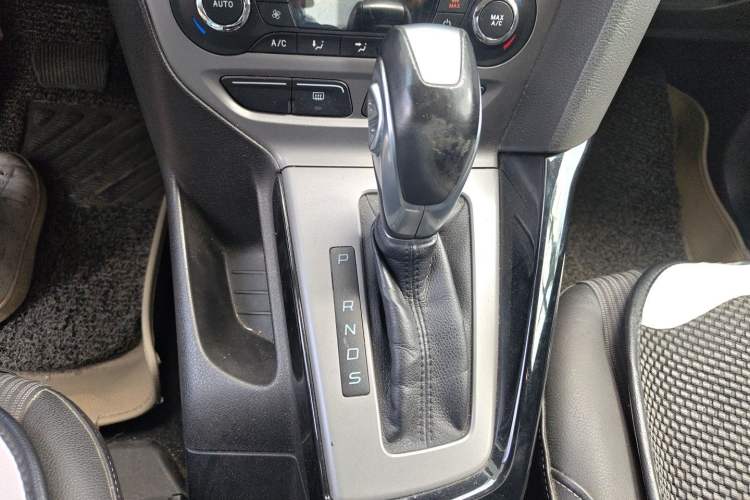 Used Ford Focus 2012 Sedan 1.6L Automatic Fashion Edition Gear Lever