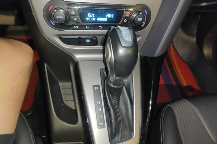 Used Ford Focus 2012 Sedan 1.6L Automatic Fashion Edition Gear Lever
