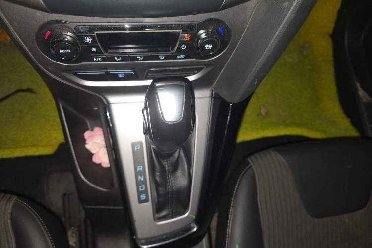 Used Ford Focus 2012 Sedan 1.6L Automatic Fashion Edition Gear Lever