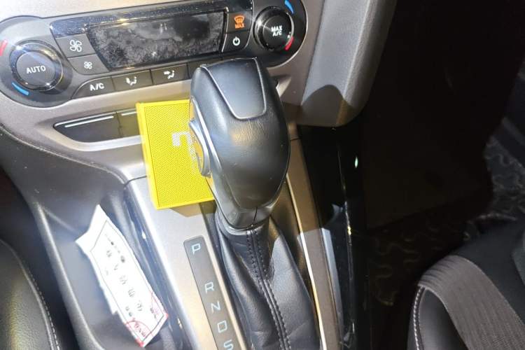 Used Ford Focus 2012 Sedan 1.6L Automatic Fashion Edition Gear Lever