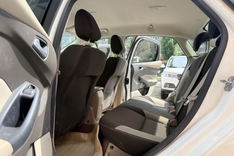 Used Ford Focus 2012 Sedan 1.6L Automatic Comfort Model Headliner