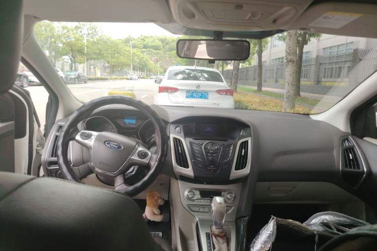 Used Ford Focus 2012 Sedan 1.6L Automatic Comfort Model Headliner