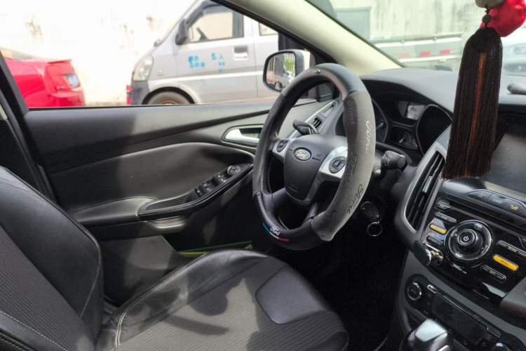 Used Ford Focus 2012 Sedan 1.6L Automatic Fashion Edition Headliner