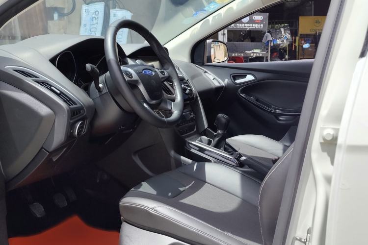 Used Ford Focus 2012 Sedan 1.6L Manual Fashion Edition Interior 1